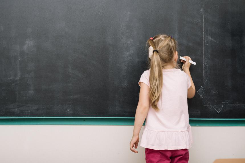 «Из-за таких мелочей»: в Госдуме раскритиковали учительницу, которая заставила второклассницу снять ободок-кокошник