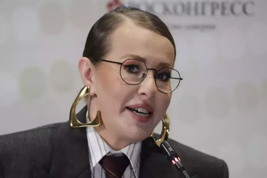 «Вот такое платье»: Ксения Собчак в Париже сравнила себя с бурым медведем