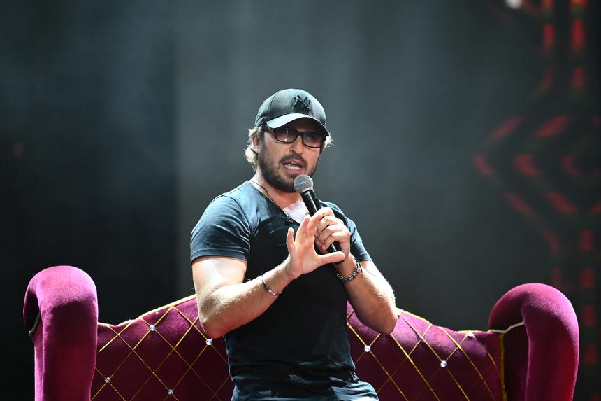 «Бизнес — это бабки!»: Ревва стал ведущим премии и станцевал с пенсионерками