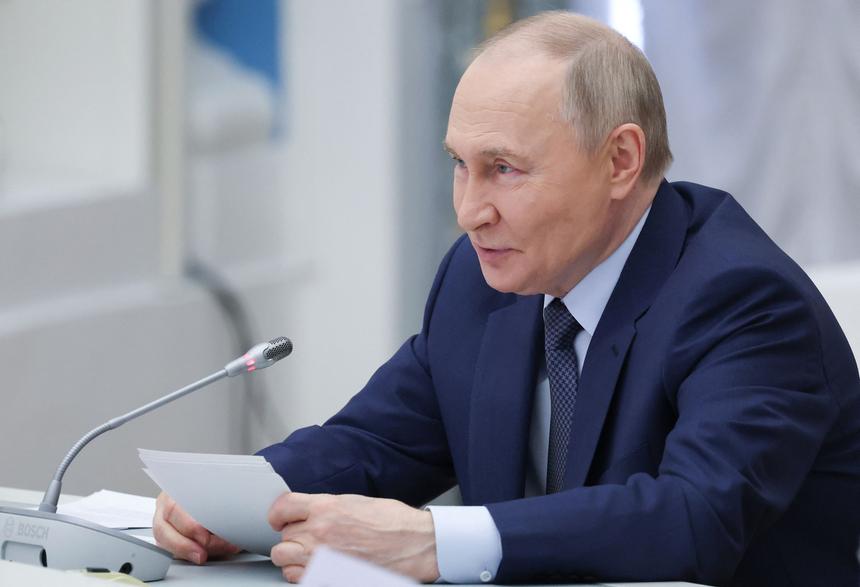 «Приходят в бары в кокошниках»: Владимир Путин сказал, что его радуют национальные наряды на девушках