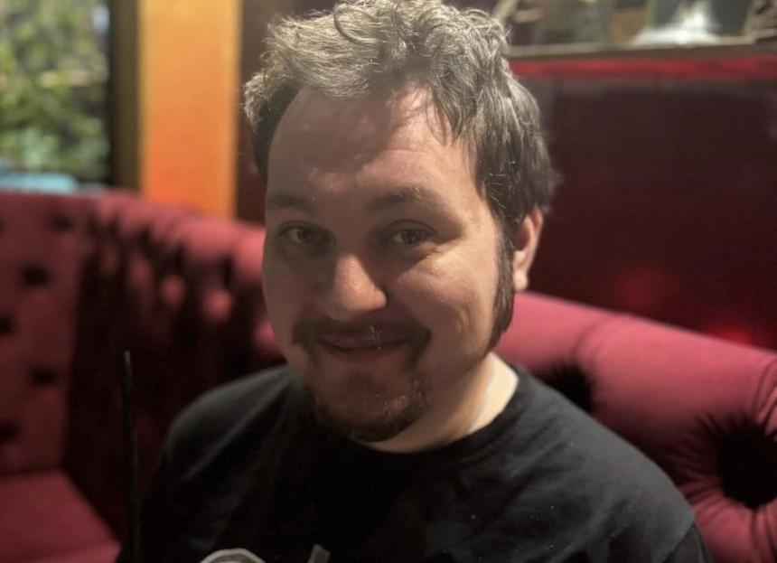 Уехавший из России Хованский продал «мем-квартиру» в Петербурге за 30 млн рублей