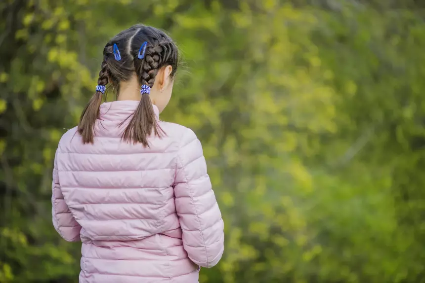 Пинали ногами и поджигали волосы: 12-летнюю школьницу избили в день рождения из-за неправильного внешнего вида