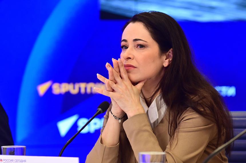 «Прошло много лет, наши отношения исчерпали себя»: родной отец вычеркнул из жизни актрису Любовь Тихомирову