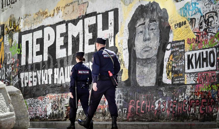 В Москве мужчина с ножом напал на двух прохожих у стены Цоя