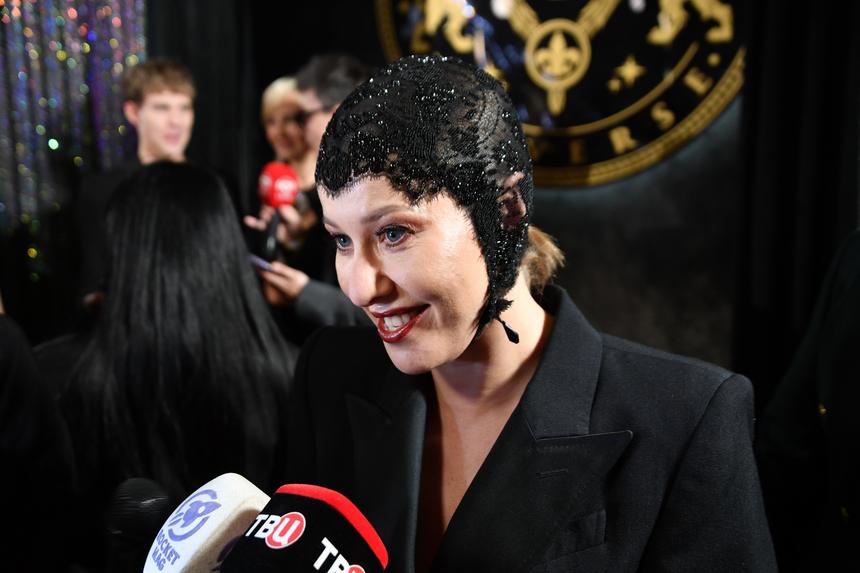 «Как-нибудь дохромаю»: Ксения Собчак появилась на Неделе моды в Париже в туфлях Марго Овсянниковой