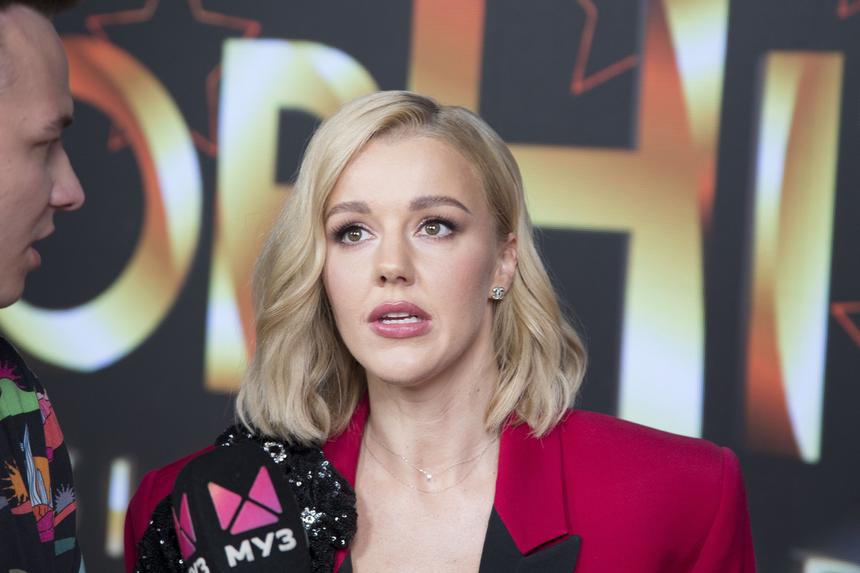 «Дмитрия вернули, но это пока»: Караулова ответила на слухи об увольнении из «Кто хочет стать миллионером?» из-за Диброва