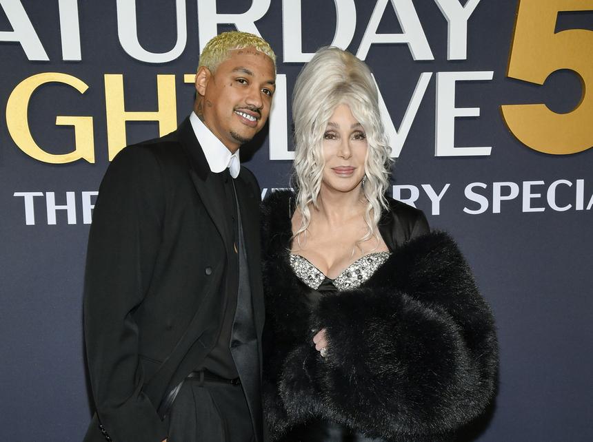 «Бойфренд на полставки»: почему 79-летняя Шер бросила молодого возлюбленного