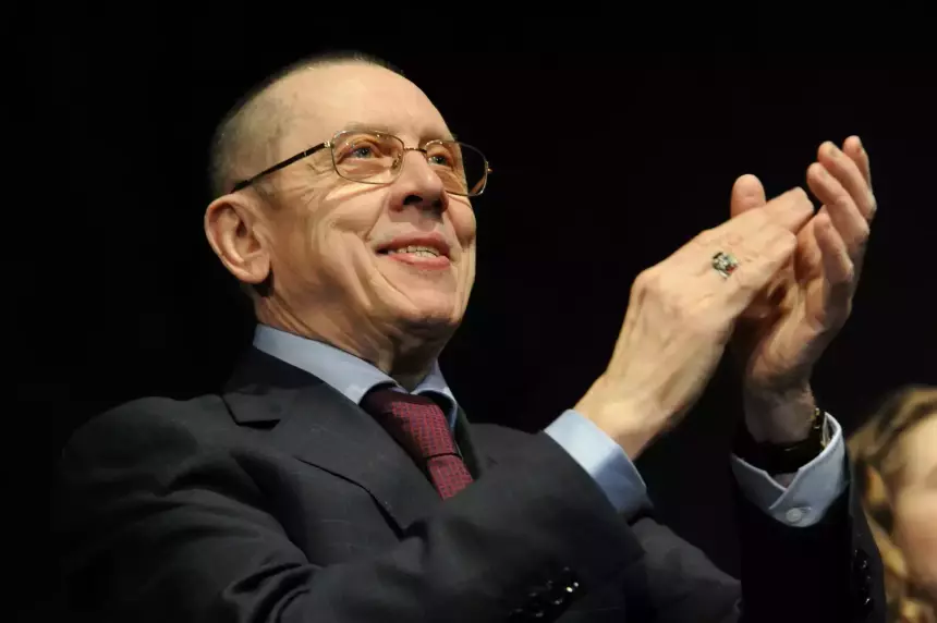 «Низкий голос, мощные плечи и шея»: актриса Линдт рассказала, на кого похож 20-летний сын Золотухина