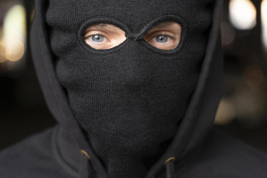 Избили официантку и вынесли китайские блюда: банда школьников с оружием ограбила кафе во Владивостоке