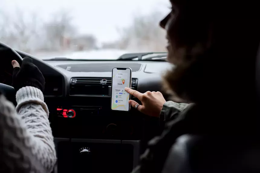 Прохожие передали напавшего полиции: таксист отгрыз пассажирке ногти за плохой отзыв