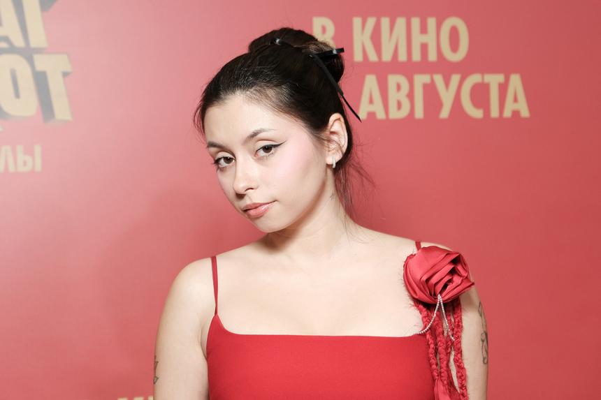 «Случилась ретравматизация»: психолог рассказала о проблемах Доры, в квартиру которой проник фанат