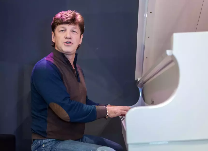 «Ненавидит, когда я пою»: Феликс Царикати рассказал о воспитании ребенка