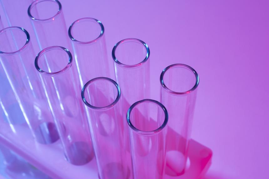 Сейчас он питается только супами: двухлетний мальчик выпил жидкость из детского набора для опытов и сжег пищевод