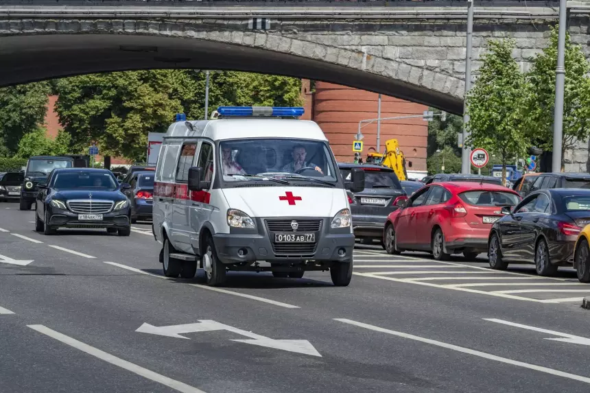 Друг вызвал скорую, но было поздно: в Екатеринбурге подросток запил обезболивающее спиртным и умер