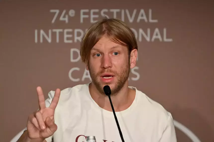 Жена забила тревогу: Иван Дорн не стесняется ходить при 11-летней дочери и 10-летнем сыне без одежды