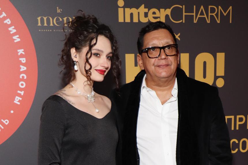 Дочь Толкалиной Мария пришла на светское мероприятие с отцом Егором Кончаловским