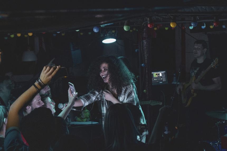 «Я постоянно боялась за свою жизнь»: певица с эфиопскими корнями Лида Лему о творчестве и поиске отца