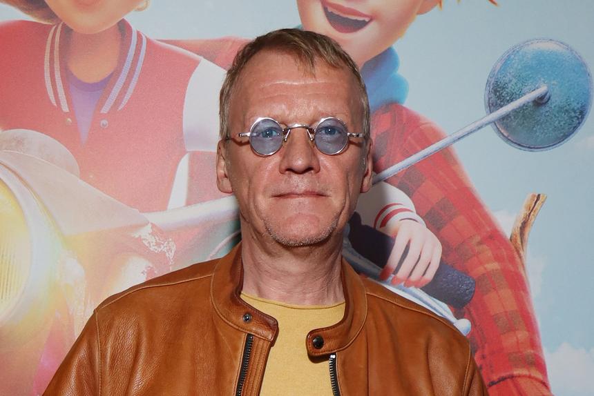 Актер Алексей Серебряков вышел в свет с 7-летней внучкой из США