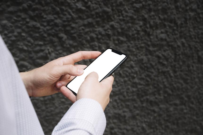 У ученика школы задымился телефон в руках