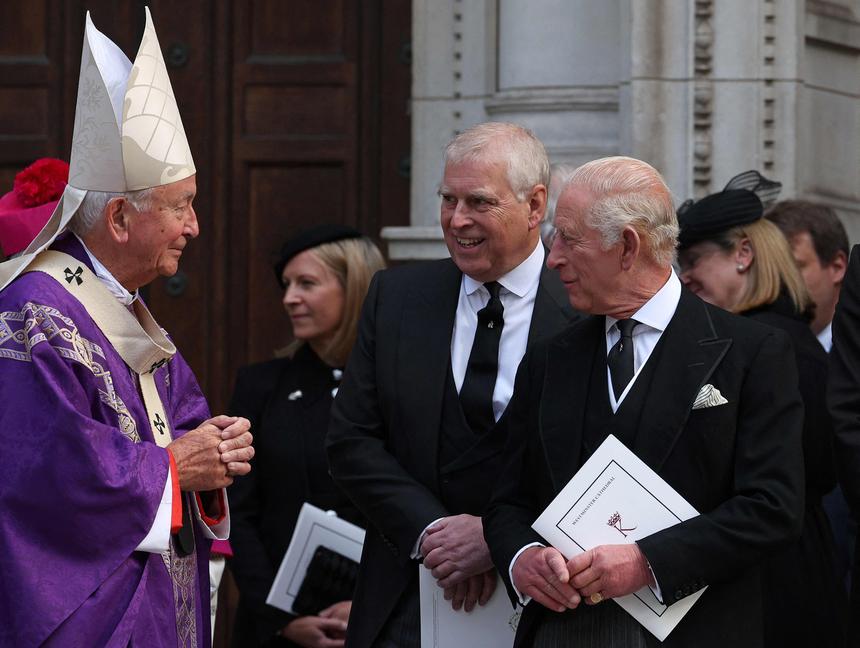 Король Карл III может лишить младшего брата, принца Энрю высшего рыцарского ордена