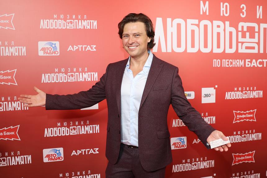 «Бывают странные сближенья»: Прохор Шаляпин появился в необычном образе в компании Софьи Эрнст