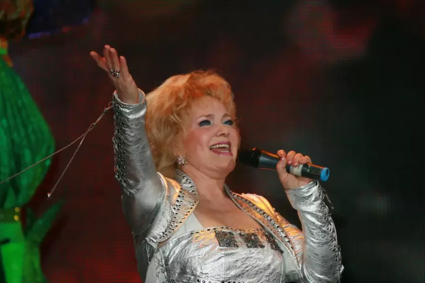 Его точный возраст певица не раскрывает: 82-летняя Екатерина Шаврина привела молодого мужа на телевидение