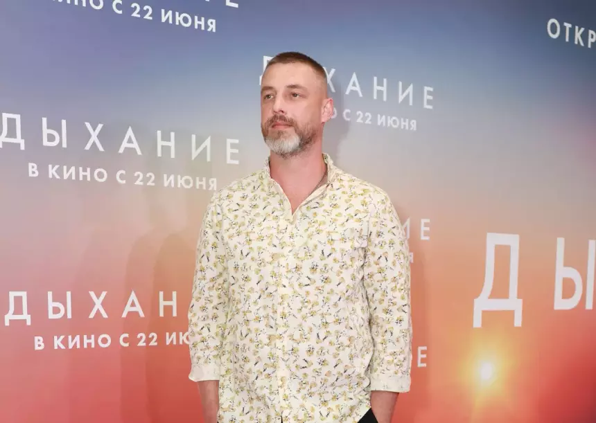 После четвертого развода Антон Батырев веселится в компании замужней актрисы