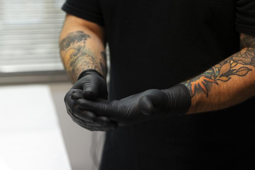 Врачи диагностировали сепсис: 21-летняя невеста умерла перед свадьбой после тату-сеанса у жениха