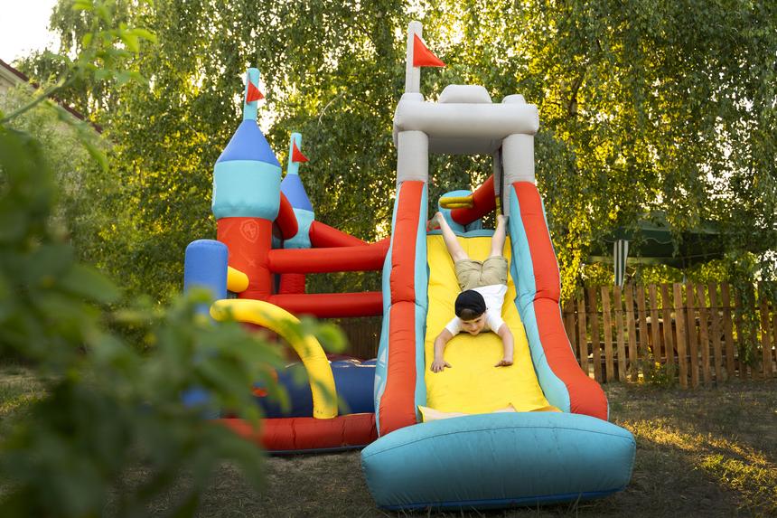 Перелом двух костей и сотрясение: подросток пострадал из-за порвавшегося батута в российском городе