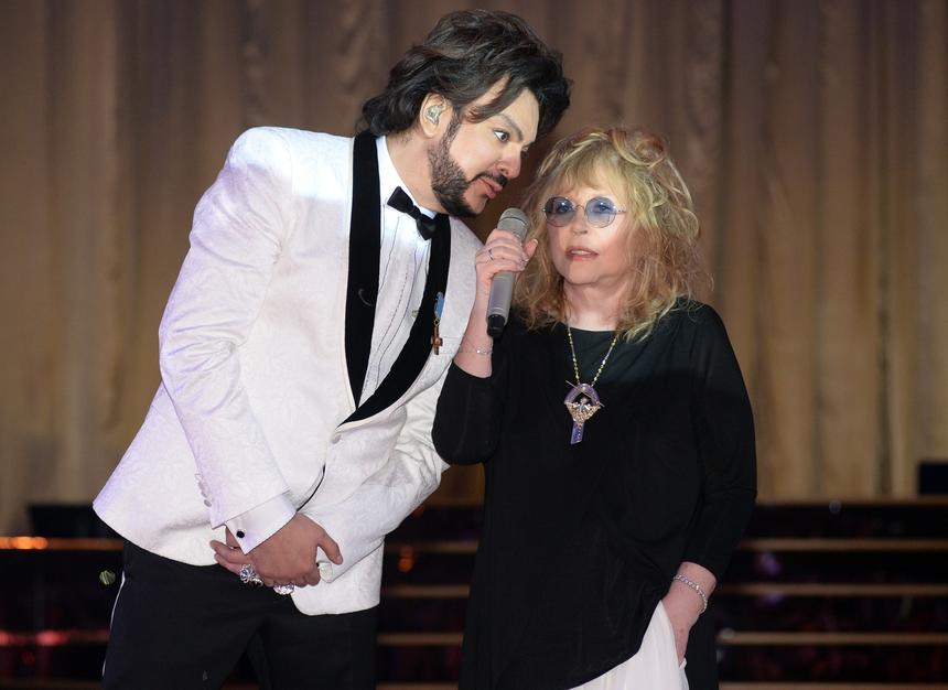 «Он всячески пытался загладить углы»: почему Филипп Киркоров поддерживает унизившую его Аллу Пугачеву