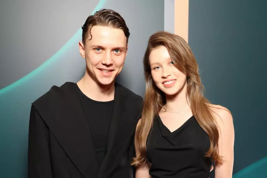 Жених и невеста: 16-летняя Анна Пересильд вышла на красную дорожку в белом платье с Ваней Дмитриенко