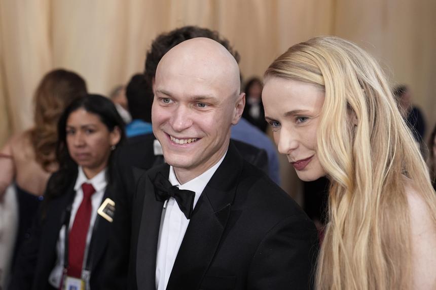 Актер Юра Борисов приехал на премьеру с женой и дочками после слухов о разводе