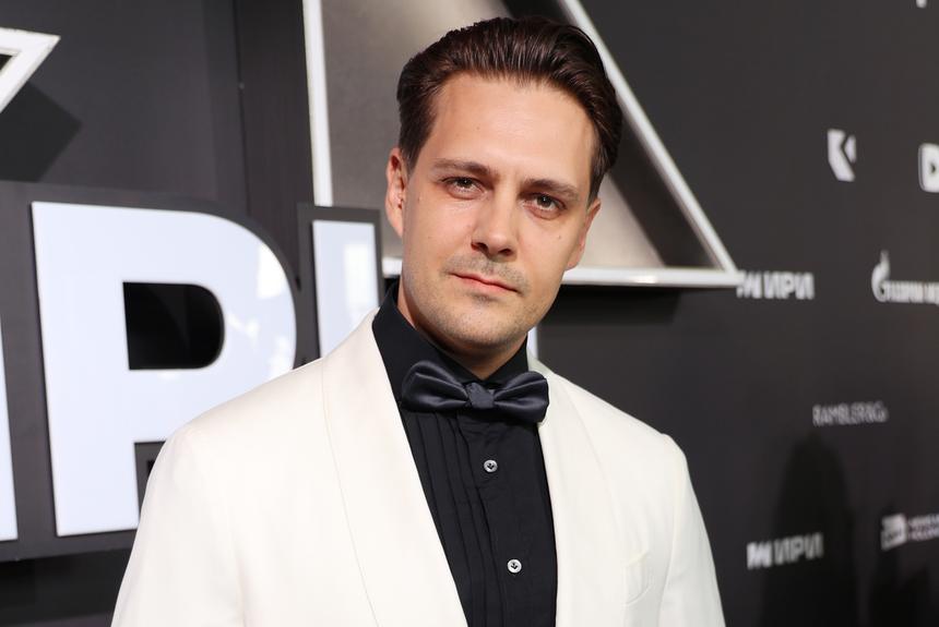 Звезда «Холопа» Милош Бикович улетел из России с женой и сыном