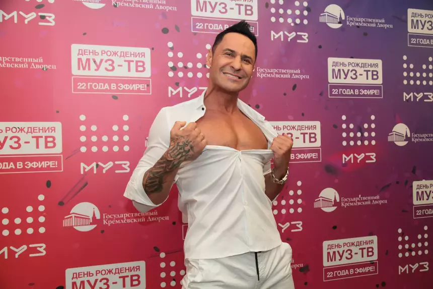 Стас Костюшкин не скрывает, что пользуется патчами для глаз