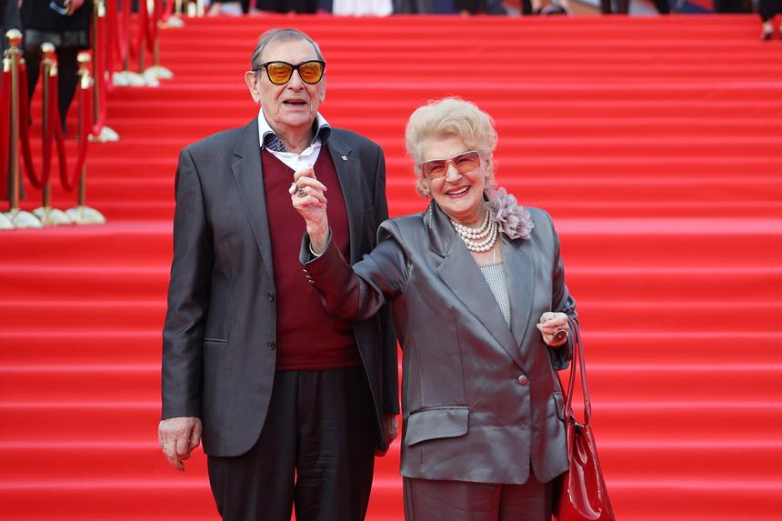 Режиссер Светлана Дружинина вышла на связь после новостей о госпитализации мужа Анатолия Мукасея