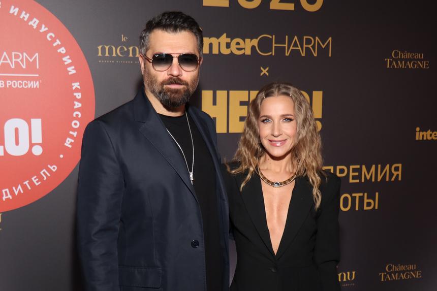 Юлия Ковальчук пришла на концерт с дочкой, лицо которой скрывает много лет