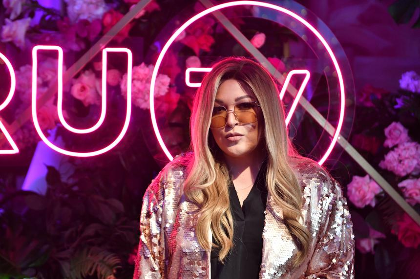 19-летний сын Ирины Дубцовой Артем сменил фамилию и начал карьеру певца