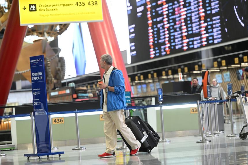 «Женился на бывшей и манипулировал деньгами»: мать, похитившая сына в Пулково, рассказала об отце мальчика