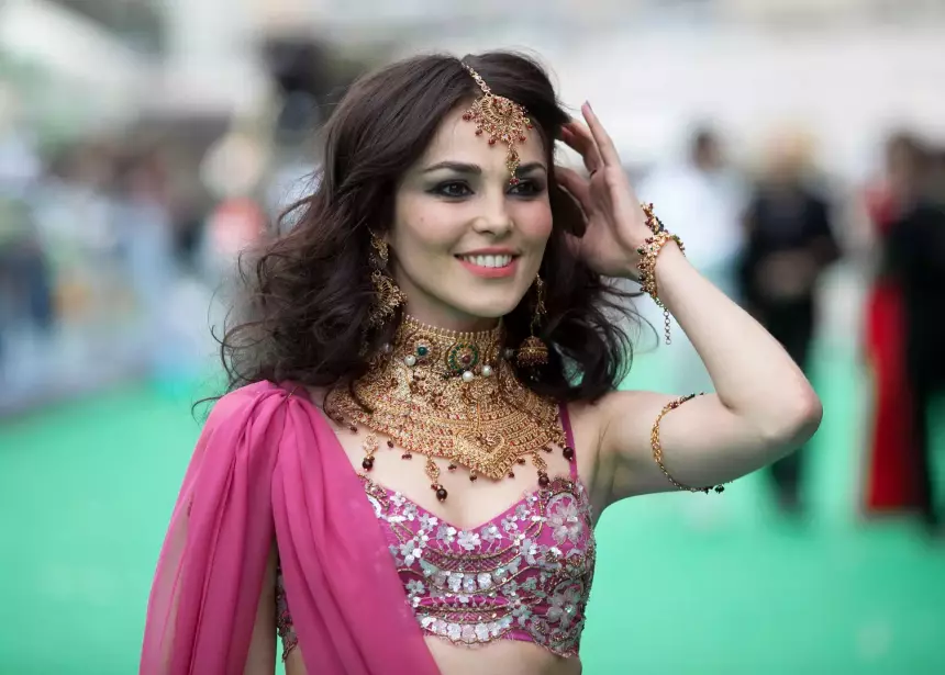 Свечи, лепестки роз и ванна: певица Сати Казанова показала, как рожала дочь год назад