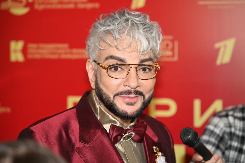 Киркоров сообщил о серьезной травме после падения и назвал себя трубадуром любви