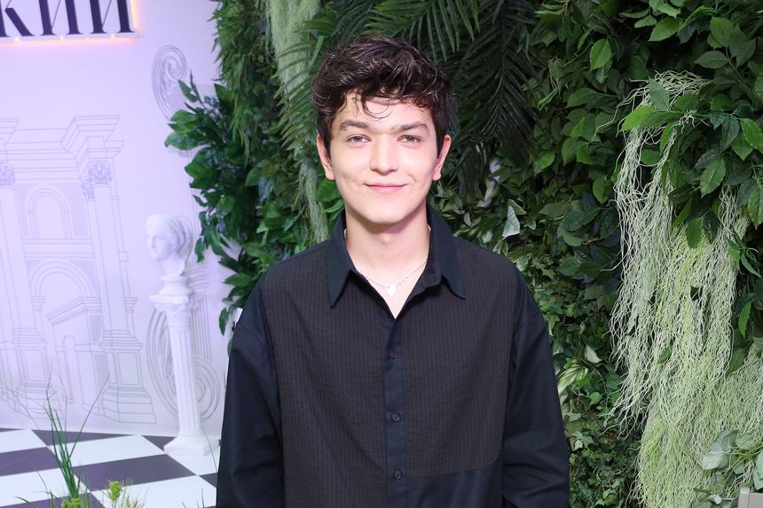 В Казахстане отменили концерты российского певца после скандала с желто-синим пакетом