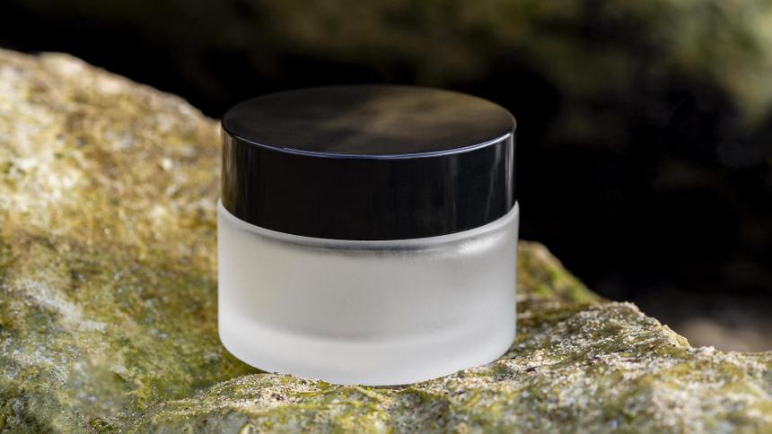 В Петербурге отчим подглядывал за падчерицами в ванной через камеру в упаковке из-под крема