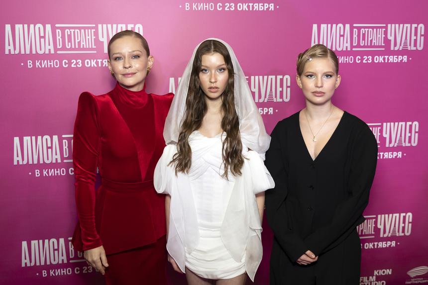 «Все остальные так не кричат»: Юлия Пересильд высказалась о музыкальном дебюте дочери Анны