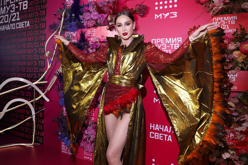 «Люди думают, что они самые умные. Это смешно»: стилист Ольги Бузовой ответил на критику ее образов