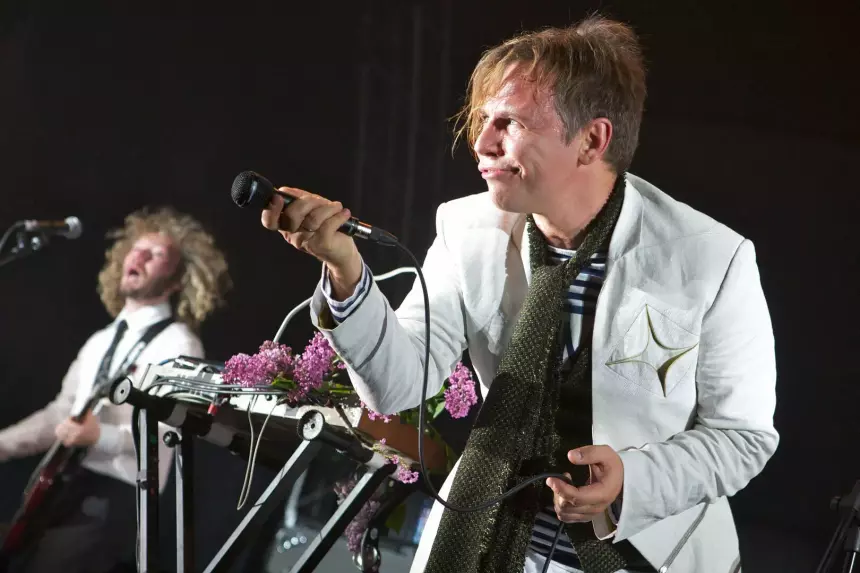 «Елочные игрушки, носки футболки»: как уехавший в США лидер «Мумий Тролля» Лагутенко зарабатывает в России