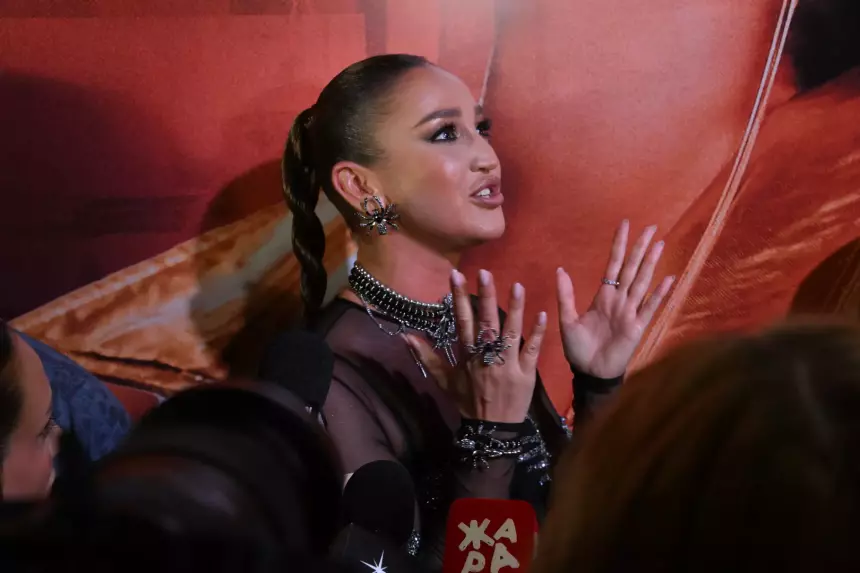 Ольга Бузова поужинала при свечах и похвасталась большим букетом белых роз