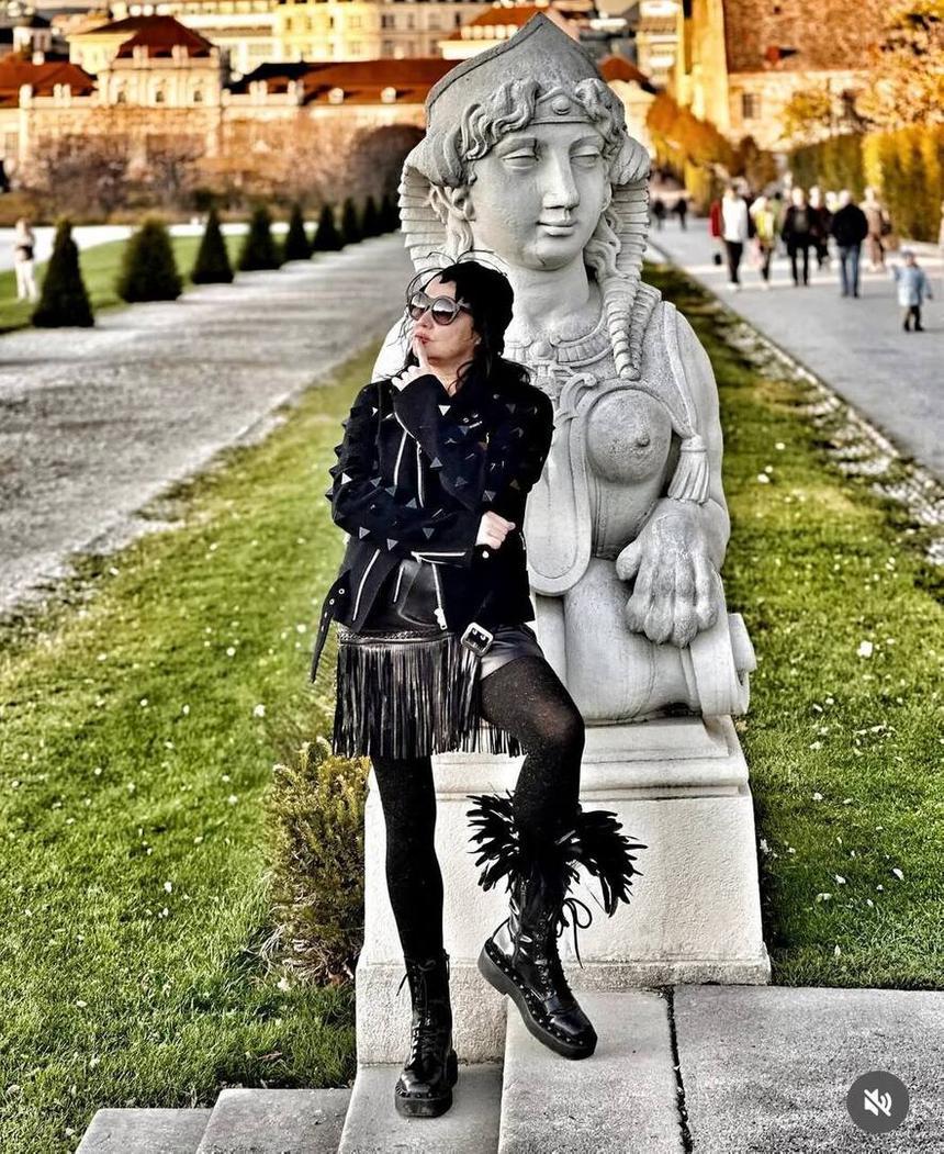 Оперная певица Анна Нетребко прогулялась по Вене в мини-юбке