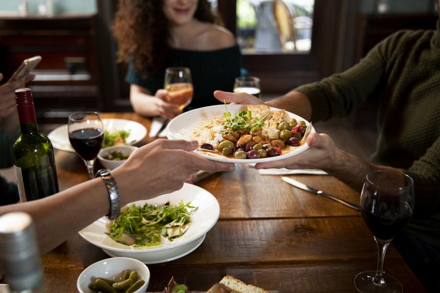 У россиянки случилась угроза выкидыша после ужина в ресторане Петербурга