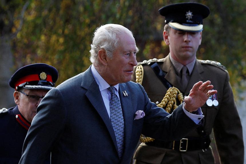 Они остаются внучками Елизаветы: король Карл III не решился отнять у племянниц статус принцесс