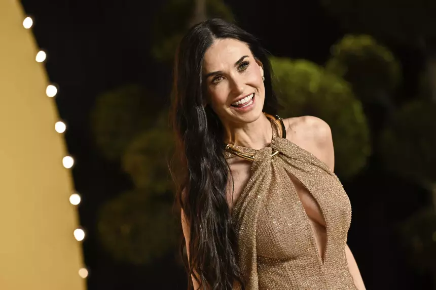 Прямо на красной дорожке: бывший муж Анджелины Джоли Билли Боб Торнтон заключил в объятия Деми Мур